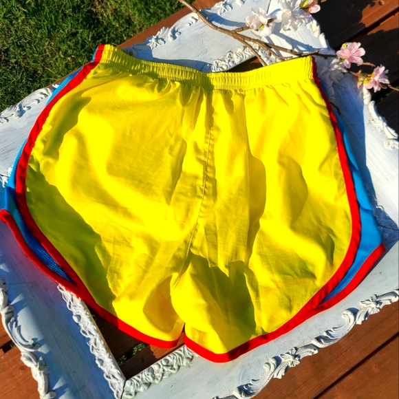 Nike bright yellow jogging shorts - Picture 4 of 7